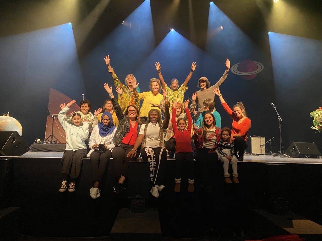 Photo du concert au Quai des Arts avec les participants des chorales éphémères